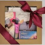 Dāvana Anthon Berg Marcipāns plūmes/Cachet šok./ Tēja / Medus /Anthon Berg Marcipāns